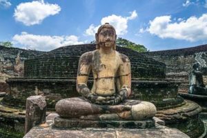Eine alte, sitzende Buddha-Statue im Felsentempel in der Ausgrabungsstätte des historischen Parks Polonnaruwa.