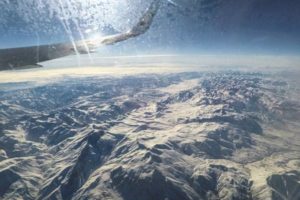 Blick aus dem Flugzeugfenster über ein schneebedecktes Gebirge in der Türkei