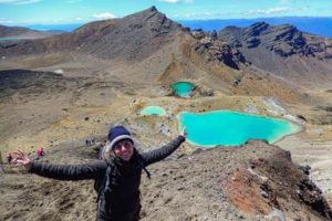 Farina steht vor den smaragdgrünen Emerald Lakes.