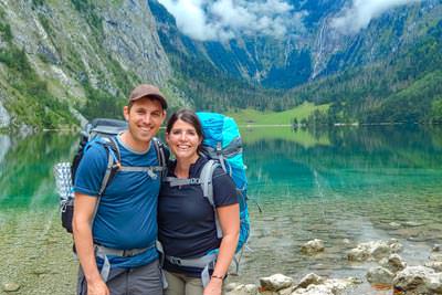 Farina und Steffen stehen mit Rucksäcken vor dem Obersee.