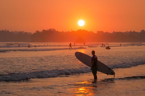 Weligama Surfen In Den Sonnenuntergang Oceans And Mountains